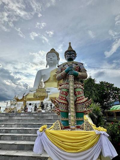 17-meter-tall seated Buddha image at Doi Kham