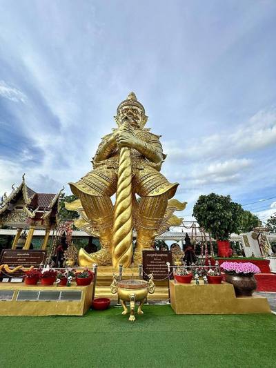 19-metre-tall statue of Thao Wessuwan at Doi Kham which is claimed to be the largest of its kind in the world.