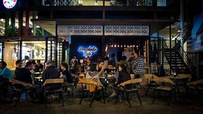 "Doqaholic Cafe", a bar in Chiang Mai with live music