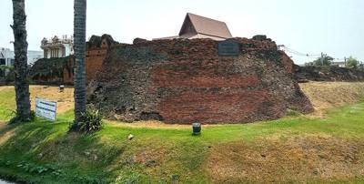 Jaeng Hua Rin or Hua Rin Corner is the northwestern citadel of the Chiang Mai city wall. It was built at the turn of the 18th to the 19th century.