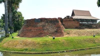 Jaeng Hua Rin or Hua Rin Corner is the northwestern citadel of the Chiang Mai city wall. It was built at the turn of the 18th to the 19th century.