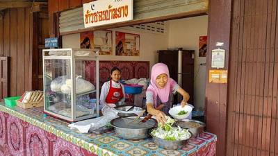 "Khao Soi Yunnan Yasmine Ban Yang" (Thai: ร้านข้าวซอยยูนานจัสมิน บ้านยาง) is a noodle shop in a Muslim-Chinese village in between Fang and Doi Angkhang.