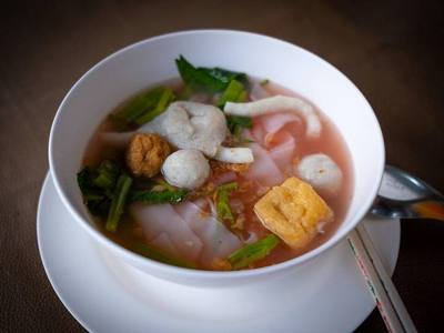 Yen tafo (Thai script: เย็นตาโฟ) is the Thai version of the Chinese dish Yong tau foo . Yen tafo is a clear broth with, usually, very silky wide rice…