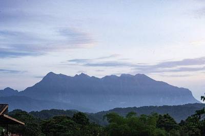 บันทึกทัศนียภาพอันตระการตาของเทือกเขาดอยหลวงเชียงดาว (Doi Luang Chiang Dao) ซึ่งเป็นยอดเขาสูงอันดับสามของประเทศไทย ในช่วงเช้าตรู่ก่อนพระอาทิตย์ขึ้น…