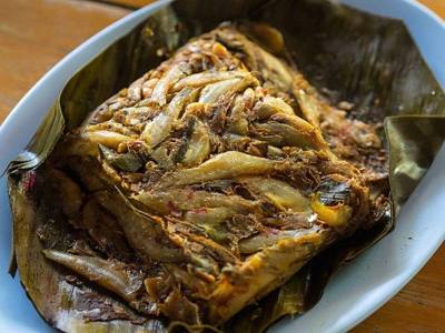 Aep pla noi (Thai script: แอ็บปลาน้อย): freshwater small fry and brine shrimp are mixed with curry paste and then grilled over a low fire wrapped inside…