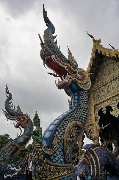ฝีมือของศิลปินชาวพื้นบ้าน นายพุทธา กาบแก้ว หรือ สล่านก ศิลปินท้องถิ่นชาวเชียงราย ผู้ซึ่งเมื่อคราวจบการศึกษาใหม่ๆ…