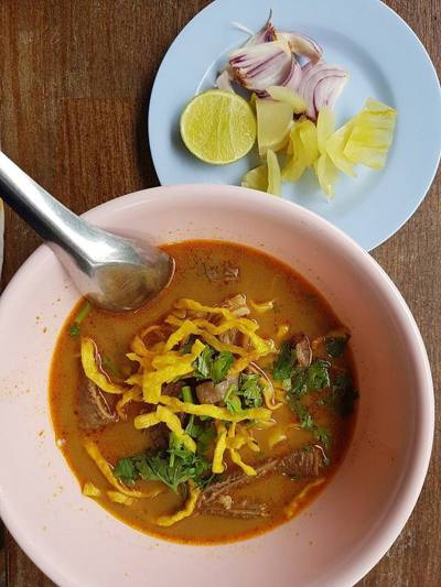 Beef khao soi (ข้าวซอยเนื้อ) as sold in Chiang Mai, Thailand.