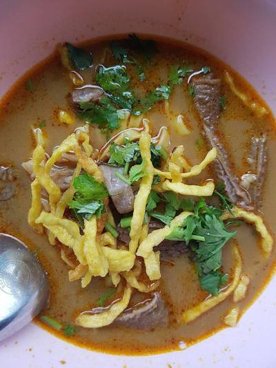 Beef khao soi (ข้าวซอยเนื้อ) as sold in Chiang Mai, Thailand.