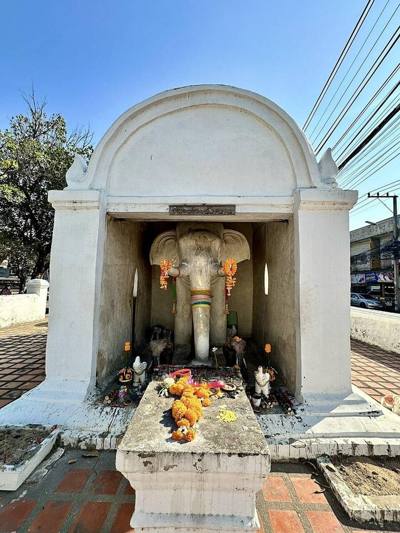 Chang Phueak Monument