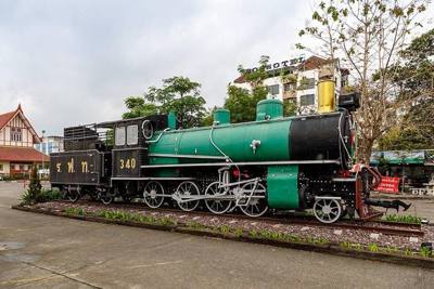 Chiang Mai, Thailand: Steam locomotive in front of the Chiang Mai Railway Station