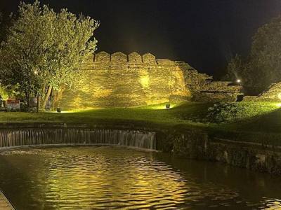 Chiang Mai walls at night-2