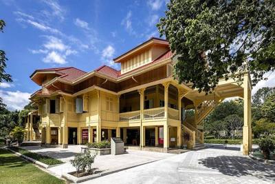 Dara Pirom Palace Museum is located at Dara Rasmi Camp, Mae Rim. The building is influenced by Western architecture and was the residence of Princess Dara…