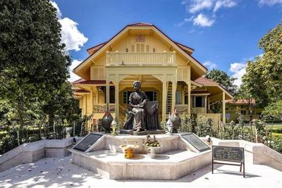 Dara Pirom Palace Museum is located at Dara Rasmi Camp, Mae Rim. The building is influenced by Western architecture and was the residence of Princess Dara…