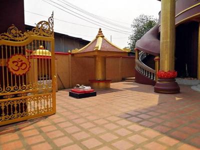 Dev Mandir Hindu Tempel binnenpleintje (links) bij de toegang tot het gebouw.