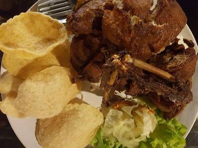 Fried duck (เป็ดทอด) as sold in Chiang Mai, Thailand.