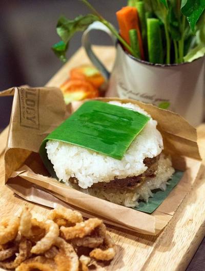 Sticky rice and minced pork kaeng hangle (a type of northern Thai pork curry) served as a burger at Mixology in Chiang Mai.