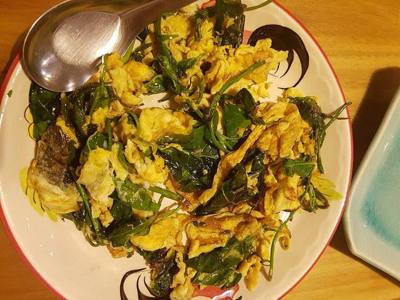 Gymnema omelette (ไข่เจียวจินดา/ไข่เจียวเชียงดา) as sold in Chiang Mai, Thailand.