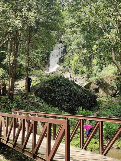 Huay Kaew Waterval bovenloop gezien over het bruggetje