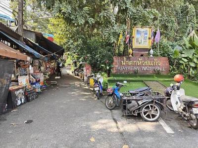 Huay Kaew Waterval naar de ingang van het gebied
