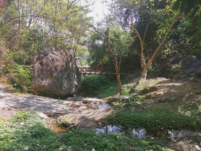 Huay Kaew Waterval uitzicht op het bruggetje