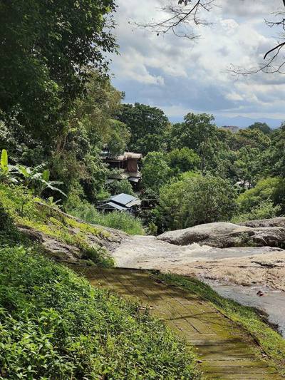 Huay Kaew Waterval uitzicht richting stad