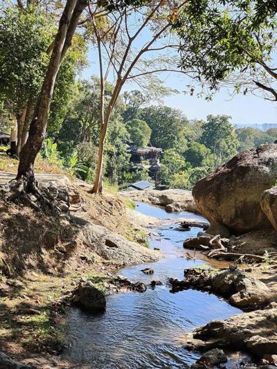 Huay Kaew Waterval uitzicht vanaf het bruggetje richting stad