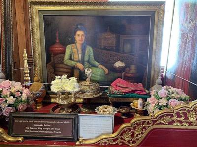 "Usapayago Rājadevī" in Ubosot of Wat Ming Mueang, Chiang Rai