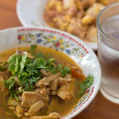 Kaeng khanun (Thai script: แกงขนุน): northern Thai jackfruit curry.