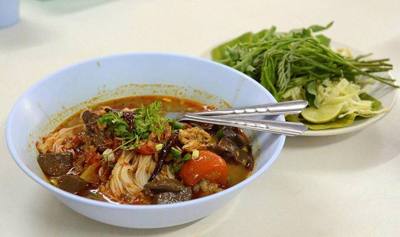 Khanom chin nam ngiao (Thai script: ขนมจีนน้ำเงี้ยว): A speciality of Northern Thailand, it is Thai fermented rice noodles served with pork or chicken blood…