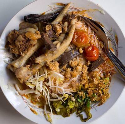 Khanom chin nam ngiao supoe (Thai script: ขนมจีนน้ำเงี้ยวซูเปอร์). This particular version also contains chicken feet, hence the suffix supoe (the Thai…