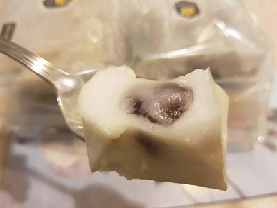 Khanom sai sai (ขนมใส่ไส้; literally "sweets with fillings"), a sweet food of Thailand cooked in banana leaf wrappings, as sold in Chiang Mai, Thailand.