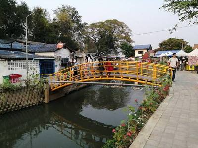 Dit is de tweede brug vanaf de verkeersweg.