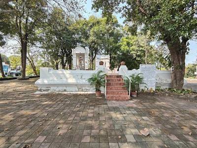 Overzicht van het Khuang Singh Monument aan de oostzijde