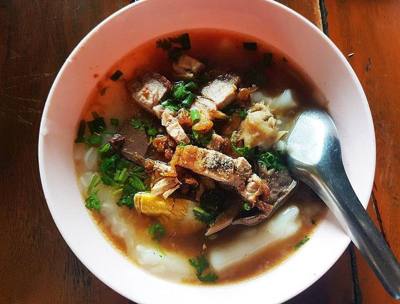 A bowl of Kuaichap (กวยจั๊บ), a soup of rolled noodles with intestines, as sold in Chiang Mai , Thailand.