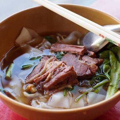 Kuaitiao nuea pueay (Thai script: ก๋วยเตี๋ยวเนื้อเปื่อย) is a noodle soup with tender braised beef. It is the Thai version of the Chinese "braised beef…