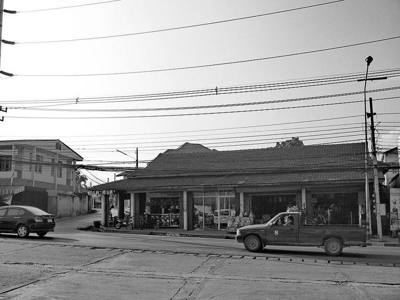 หน้าวัดพระธาตุศรีจอมทองมีร้านมอเตอร์ไซด์เช่า : Motorbite rental shop oppsite Wat Prathat Sri Chomtong