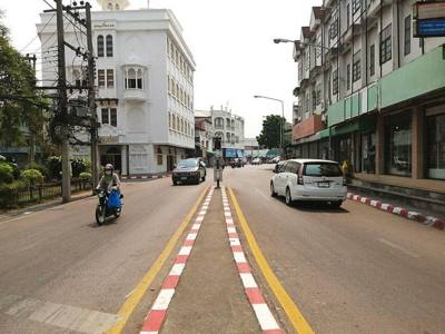 De Namdhari Gurudwara Hindu Tempel aan Chang Moi Tud Mai Rd, een van de weinige straten in links rijdend Thailand waar rechts wordt gereden.