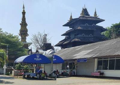 Onbekende tempel dichtbij Wat Tamnak Suankhwan Sirimangkalachan. Nergens info te vinden. Google Earth geeft geen markering met naam.