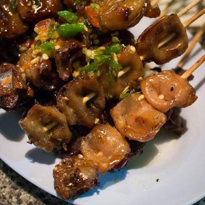 Sai mu ping (Thai script: ไส้หมูปิ้ง): barbecued pork intestines.