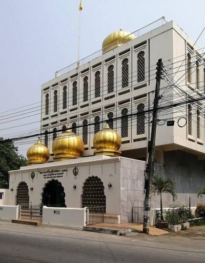Siri Guru Singh Sabha Hindu Tempel naast de ingang van Wat Ket.
