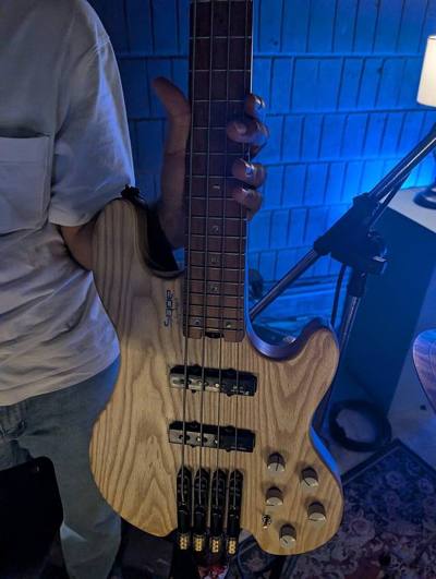 SQOE SEBS 990 4 string headless electric bass guitar
