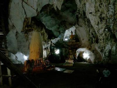 De hoofdruimte met een grote stalagmiet.