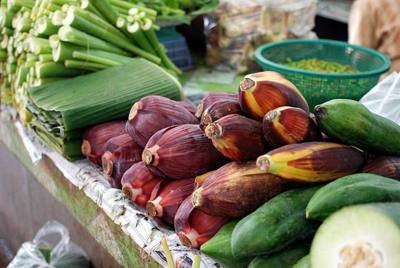 Purplish banana flowers (Thai: hua plee ), with behind them folded banana leaves (Thai: bai kluay ), are commonly sold in Thai markets. Thais use banana…
