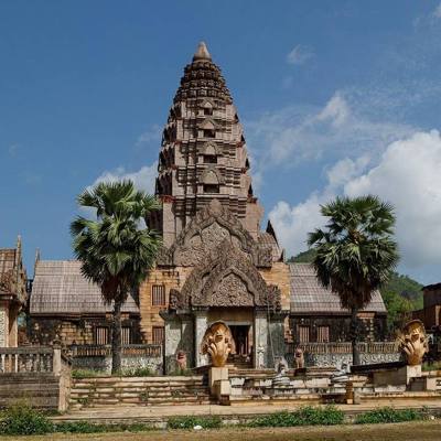 Thaweesin, Chiang Rai Province, Thailand: Wat Suwannaram Patong, a new temple in Khmer style, but due to its Potemkin fassade, it might be also a makeshift…