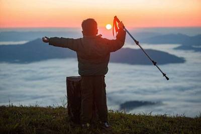 ภูชี้เดือน จ.เชียงราย ยอดที่สูงที่สุดแห่งเทือกเขาดอยผาหม่น จ.เชียงราย ประเทศไทย (1742 เมตร) เป็นจุดชมพระอาทิตย์ขึ้นและทะเลหมอกที่สวยงาม…
