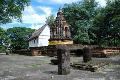 Wat Chet Yot (literally: Seven Spired Temple; Thai script:วัดเจ็ดยอด) Double bai semas (boundary markers of a sacred area) not only surround the ubosot but…