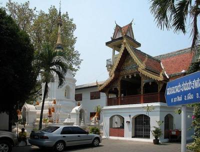 De Chedi en het Ho Trai gebouw van Wat Fon Soi in Chiang Mai.