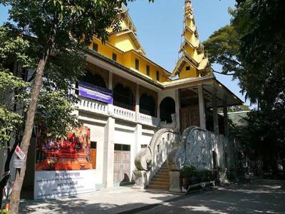 Tempelgebouw met een dak in Burmese stijl.