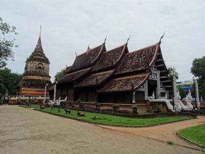The viharn and the chedi of Wat Lok Moli in Chiang Mai.
