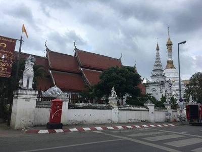The viharn and the chedi of Wat Mahawan in Chiang Mai.